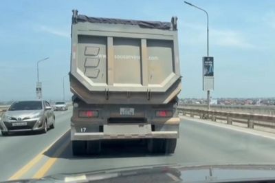 Xử phạt xe đầu kéo đi “rùa bò” trên cầu Thăng Long