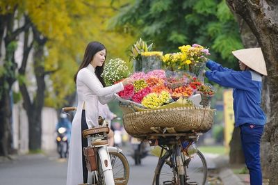 Gánh hàng rong chở cả trời thu