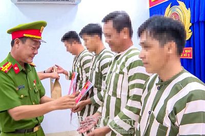 Nhân văn chủ trương đặc xá