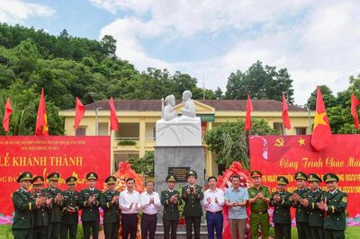 Khánh thành Tượng đài 'Bác Hồ với chiến sĩ Biên phòng' tại Pò Hèn