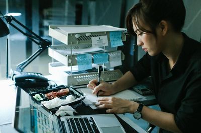 Chăm chỉ thôi là chưa đủ: 10 sai lầm âm thầm 'bóp nghẹt' sự nghiệp của dân công sở