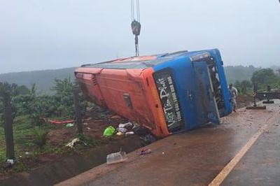 Xe khách giường nằm chở 33 người lật trong đêm, 1 người tử vong