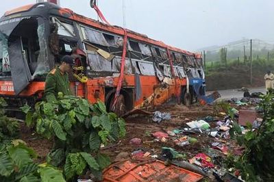 Hành khách kể giây phút kinh hoàng khi xe khách chở 33 người lật trong đêm
