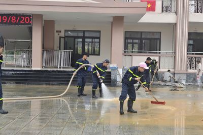 Gần 100 chiến sỹ công an Huế dọn vệ sinh 2 trường liên cấp, chuẩn bị khai giảng