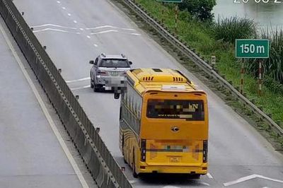 Cảnh sát giao thông khuyến cáo tài xế giữ khoảng cách với xe liền trước
