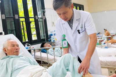 Quyết định táo bạo: Thay cùng lúc khớp háng và khớp vai cho cụ ông 85 tuổi nhiều bệnh nền