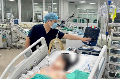 Từ vết đốt nhỏ dưới ngực, bé gái 14 tuổi rơi vào nguy kịch