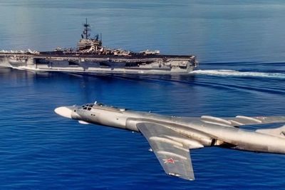 Oanh tạc cơ Tu-16 lao xuống biển sau 'màn khiêu khích' tàu sân bay Mỹ