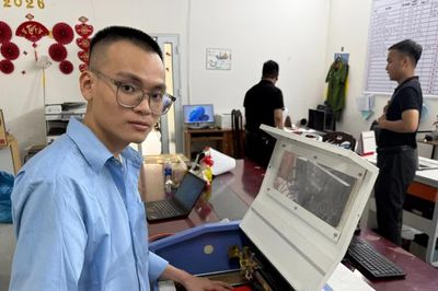 Hơn 1 phút sản xuất dấu giả và giấy tờ giả