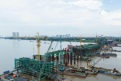 Thi công xuyên lễ Quốc khánh, cầu Trần Hưng Đạo lắp những đốt dầm đầu tiên