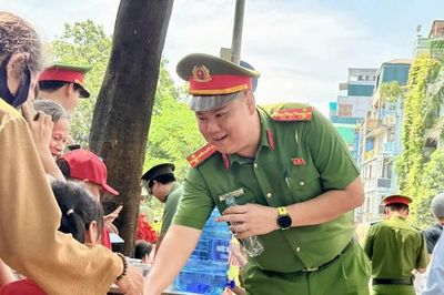 Công an phường Ba Đình 'chia nắng', trao nước mát cho người dân về Lăng Bác