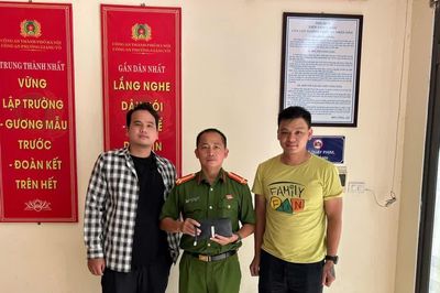 Nhận lại 24 triệu đồng cùng nhiều giấy tờ quan trọng trong ngày Quốc khánh