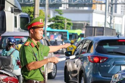 Cảnh sát giao thông Hà Nội phân luồng từ sớm, chủ động đón người dân trở lại Thủ đô sau kỳ nghỉ lễ