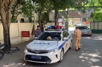 Cảnh sát giao thông Hà Nội hỗ trợ người thợ xây bị thương mắt về quê an toàn