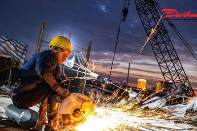 Xuyên lễ thi công, cầu Trần Hưng Đạo lắp những đốt dầm đầu tiên