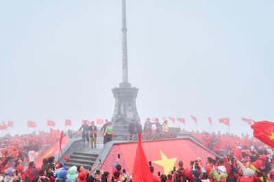 'Biển cờ đỏ' và không khí Tết Độc lập rực rỡ trên đỉnh Fansipan