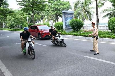 Thấy chốt CSGT kiểm tra nồng độ cồn, nhiều thanh niên quay xe nhưng không thoát
