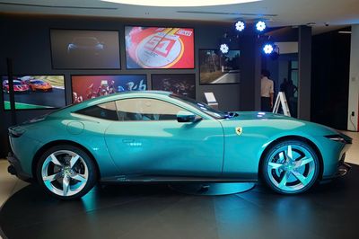 Đằng sau vô lăng 'ngựa phố' Ferrari Amalfi