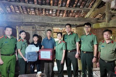 Công an Cao Bằng tiếp sức học sinh vượt khó đến trường