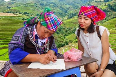 Du khách thích thú trải nghiệm di sản vẽ sáp ong ở Mù Cang Chải