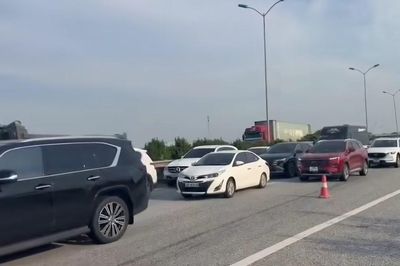 Ô tô về Hà Nội tăng cao, CSGT tổ chức cho xe đi ngược chiều trên cao tốc Cao Bồ - Pháp Vân