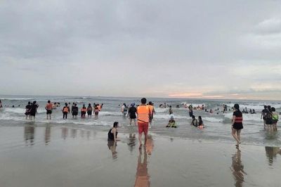 Tổ quản lý bãi biển Mỹ Khê kịp thời cứu 4 du khách gặp nạn