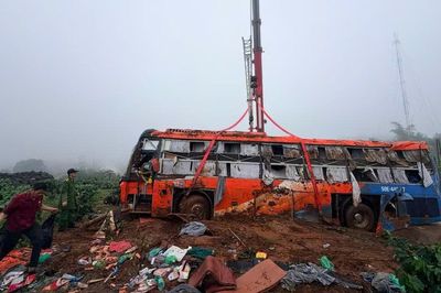 Bộ Y tế yêu cầu tập trung tối đa cứu chữa nạn nhân vụ lật xe khách nghiêm trọng tại Gia Lai