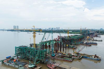Cầu Trần Hưng Đạo: Thi công xuyên lễ, lắp những đốt dầm đầu tiên sau gần 9 tháng thi công