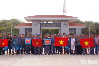 Đảo Trường Sa: Bàn giao 32 ngư dân gặp nạn về đất liền