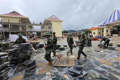 Bài 2: Những người lính góp sức dựng trường nơi biên giới