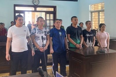 Kẻ mua người bán cùng lãnh án