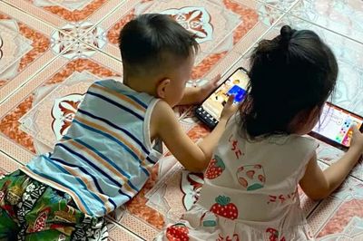Hệ lụy khi giao trẻ em cho 'bảo mẫu công nghệ'