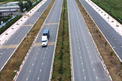 Tất bật thi công tuyến đường 10 làn xe kết nối sân bay Long Thành