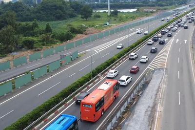 Dòng xe nối đuôi về TPHCM sớm để né kẹt xe ngày cuối lễ