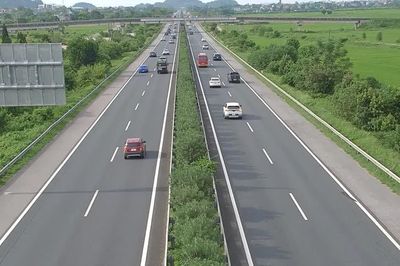 Lượng xe về Hà Nội tăng cao, CSGT cho xe đi ngược chiều trên cao tốc Cao Bồ - Pháp Vân