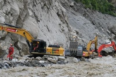Tháp nước đứng vững giữa vùng lũ Nepal-Trung Quốc