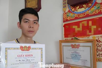 Nam sinh năn nỉ mẹ xoay học phí để được lên giảng đường