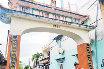 Về xóm anh hùng, làng anh hùng…