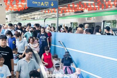 Miễn phí 100% giá vé, Metro Hà Nội đông nghịt khách dịp nghỉ lễ