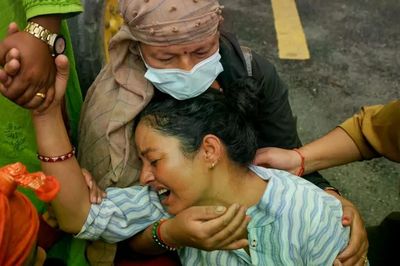 Cái chạm tay thay lời vĩnh biệt của người mẹ có con trai thiệt mạng vì lũ quét ở Nepal