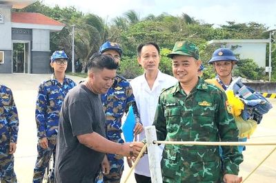 Đưa 32 ngư dân gặp nạn trên biển từ Trường Sa về đất liền