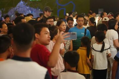 Nườm nượp người đổ về Bảo tàng Lịch sử Quân sự Việt Nam