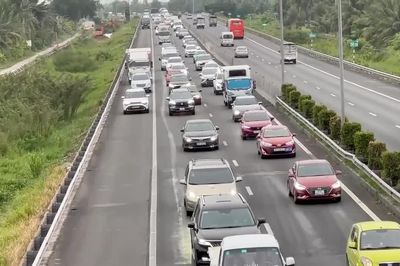 Xe từ miền Tây dồn về TPHCM, CSGT mở tạm làn dừng khẩn cấp cao tốc