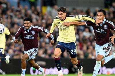 Saka tỏa sáng, Arsenal thắng nghẹt thở Aston Villa