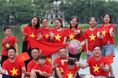 Người dân ở Thủ đô hòa mình trong sắc đỏ mừng Quốc khánh 2/9