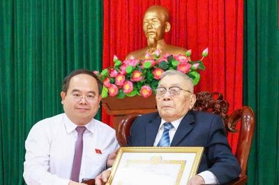 80 năm tuổi Đảng, cụ ông 99 tuổi hồi ức ngày đi treo cờ độc lập đầu tiên
