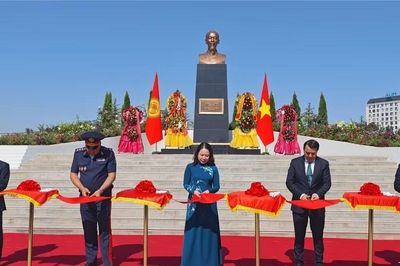 Phó Chủ tịch nước dự Lễ khánh thành Tượng đài Chủ tịch Hồ Chí Minh tại Kyrgyzstan