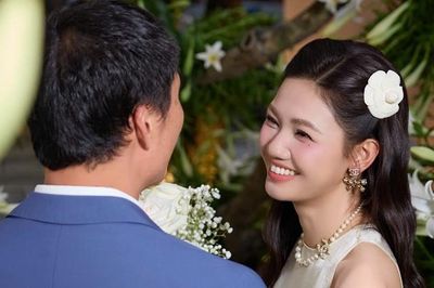 Á hậu Thanh Tú mắc bệnh hiếm gặp, thức khuya học lấy bằng thạc sĩ ở tuổi 32