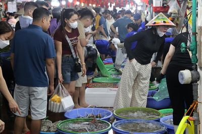 Chợ hải sản ở Quảng Ninh đông nghịt khách dịp nghỉ lễ, chủ sạp mỏi tay đóng hàng