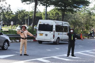 Xe dồn về Hà Nội, CSGT cho ô tô đi vào làn ngược chiều trên cao tốc